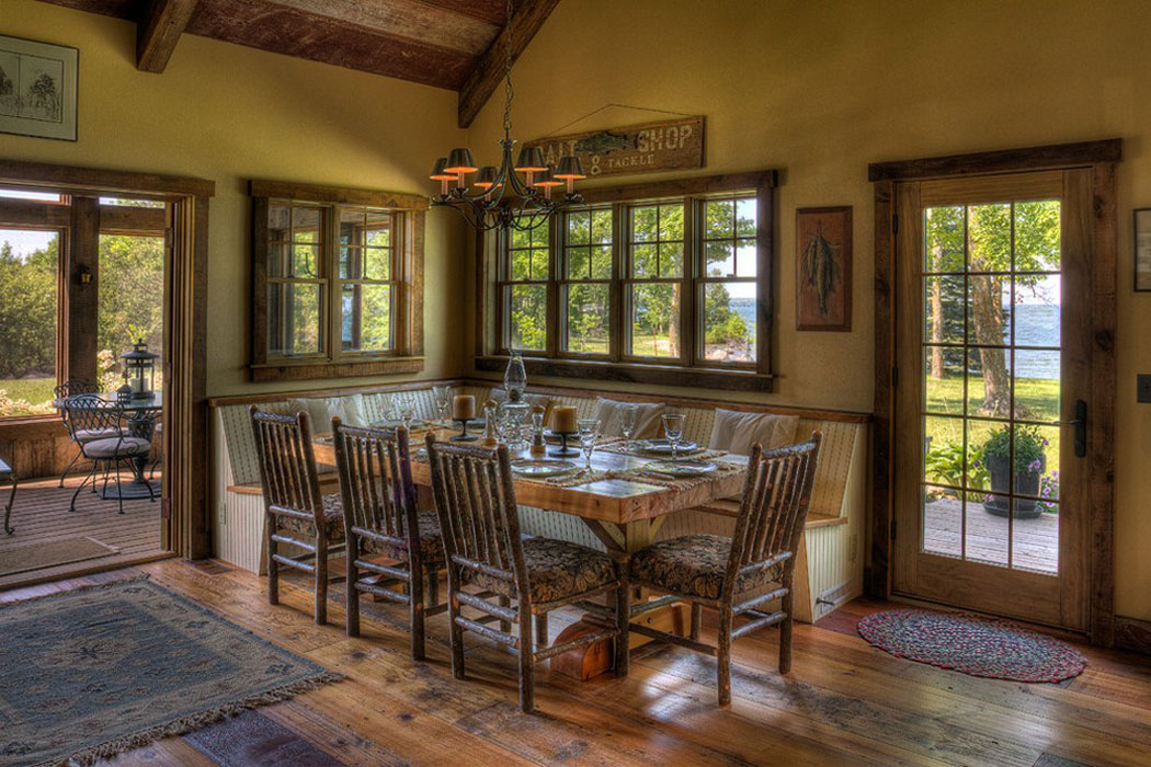 Belle salle à manger et véranda aménagées et meublées dans un style inspiré des temps jadis salle à manger mobilier rustique maison seccondaire