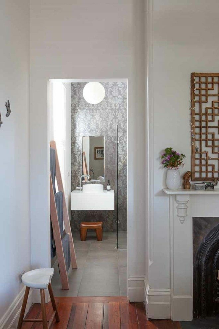 Salle de douche aux papiers peint et à la cabine moderne intérieur maison de ville rustique