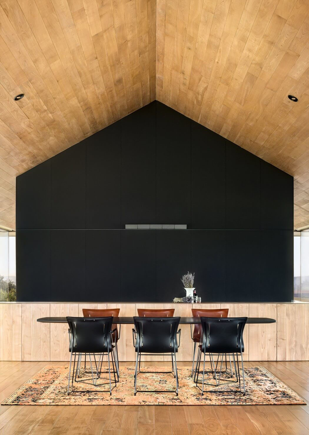 Coin salle à manger fidèle à au style intérieur minimaliste de cette maison d’architecte plafond haut salle à manger
