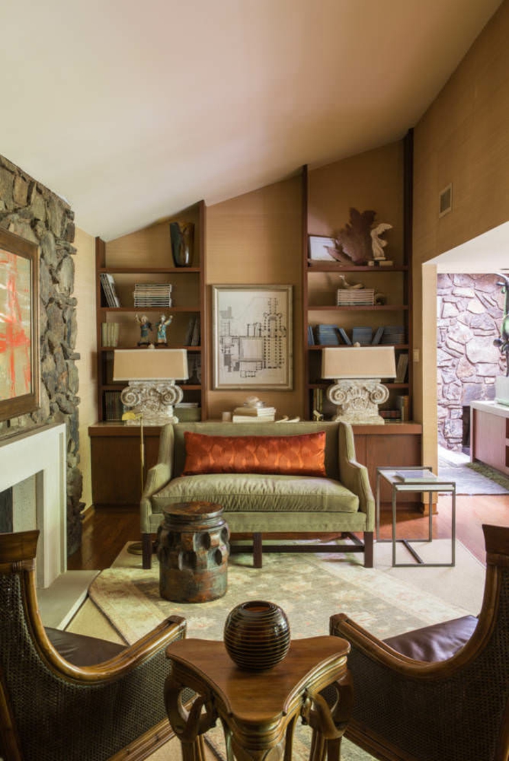 Intérieur de cette maison de charme avec une cheminée et murs en pierres intérieur maison d'archi de charme