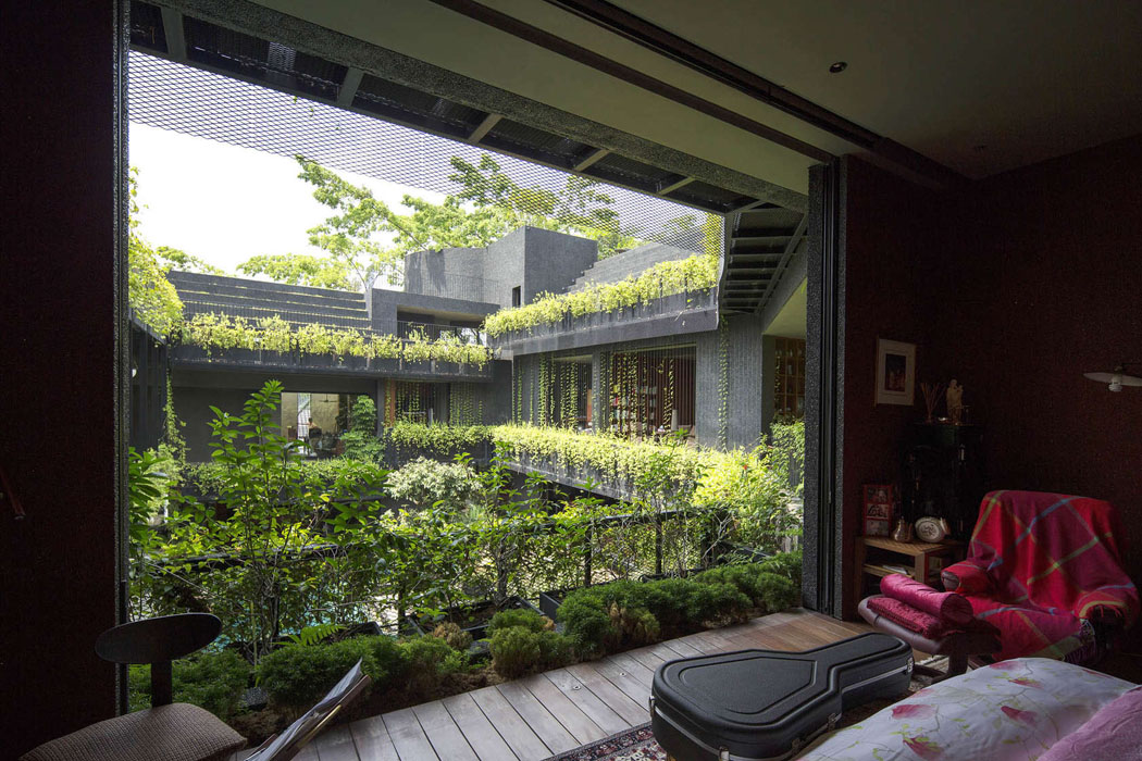 Une vue magnifique sur le patio est à découvrir à partir de chaque pièce de cette demeure créative vue verte sur patio piscine cour intérieure maison originale