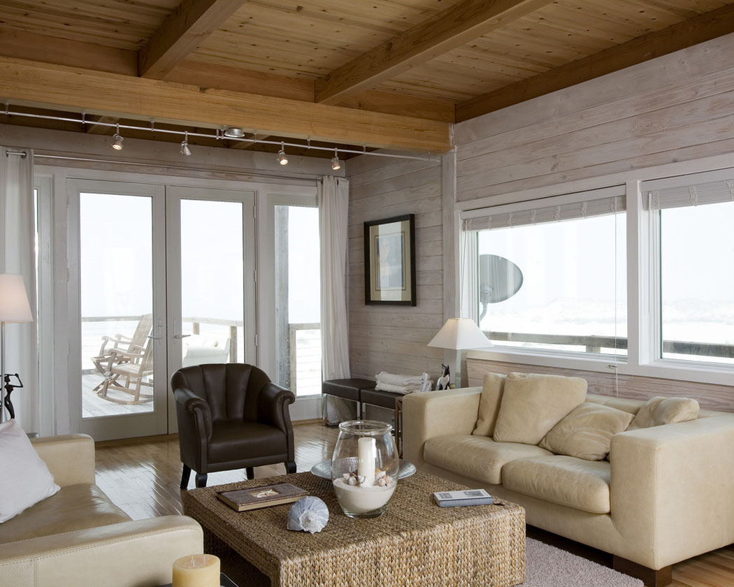 Un intérieur moderne et accueillant avec une grande pièce principale où se trouve le séjour salon moderne résidence de vacances en kit sur pilotis dunes plage