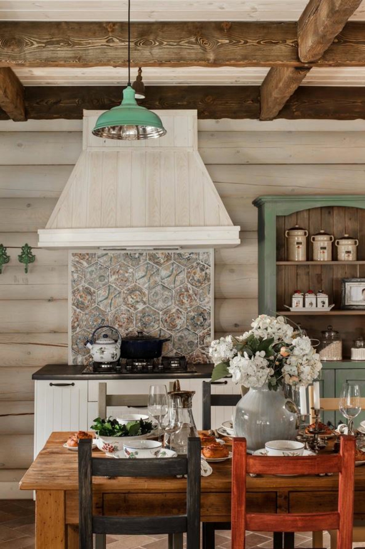 Décoration intérieure de cette datcha russe dans des teintes douces cuisine rustique accueillante