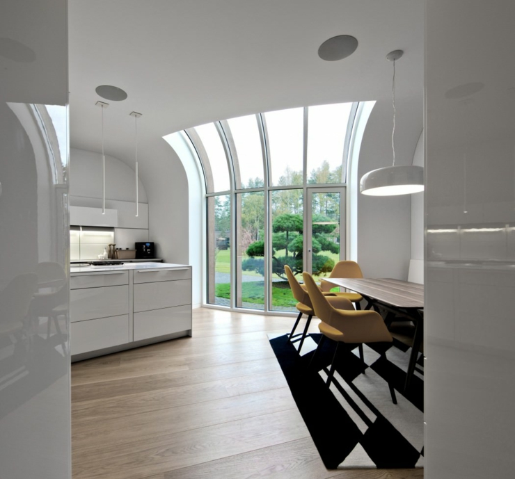 Spacieuse cuisine aménagée tout en blanc et coin repas quotidiens maison plain-pied d'architecte contemporaine