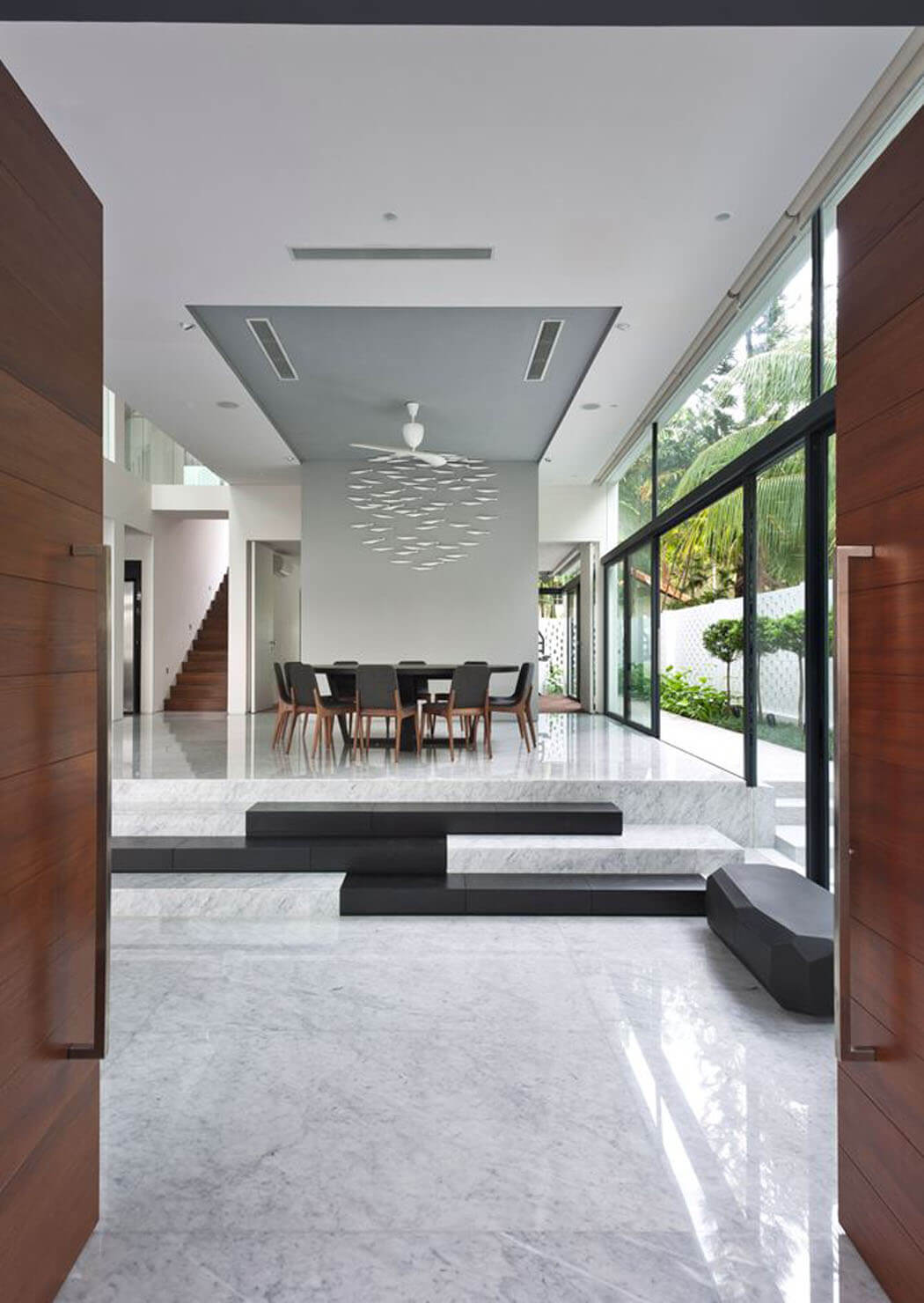 La salle à manger meublée d’une belle table ronde pour huit convives intérieur marbre séjour salle à manger rénovation maison jumelée luxe