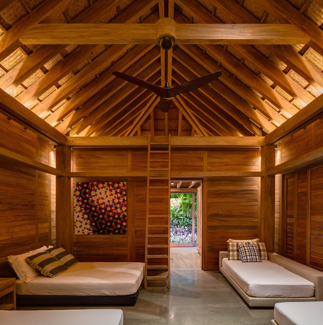 Une belle demeure originale à la construction et cloisons en bois avec la charpente toiture visible belle demeure en bois construction exotique