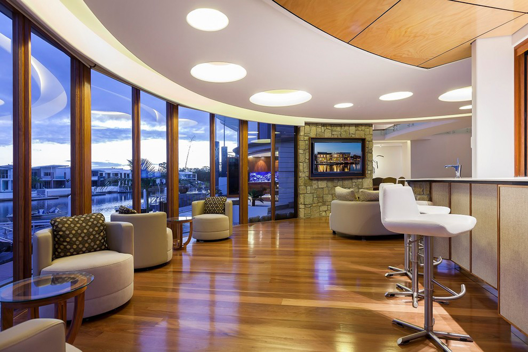 Espace de vie à côté du bar d’intérieur offrant un cadre de détente face à la mer Intérieur moderne et luxueux maison de vacances