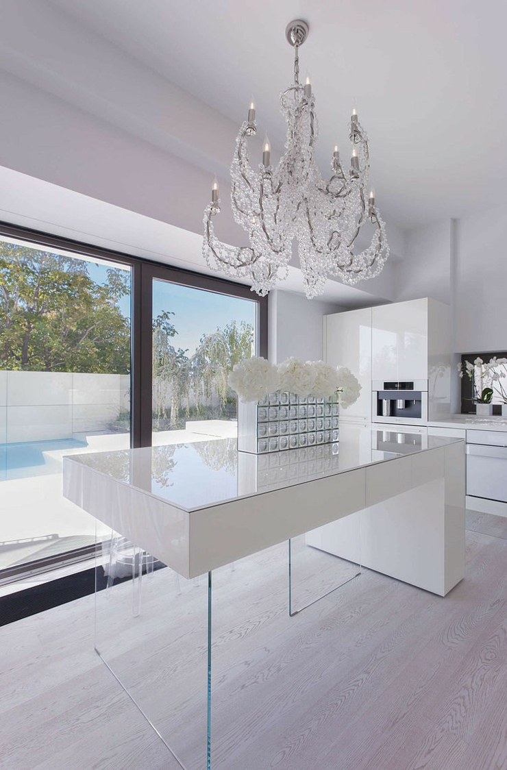 Mobilier et ambiance dans la pureté du blanc salle à manger cuisine blanc contemporaine style