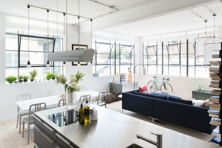 La pièce principale de vie de ce loft design moderne le séjour vue depuis cuisine