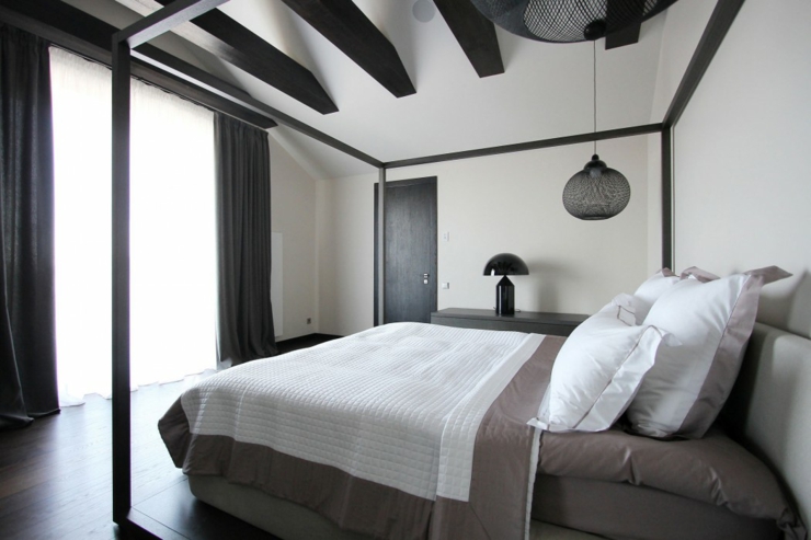 Chambre parentale décorée d’une façon minimaliste bel chambre noir et blanc appartement