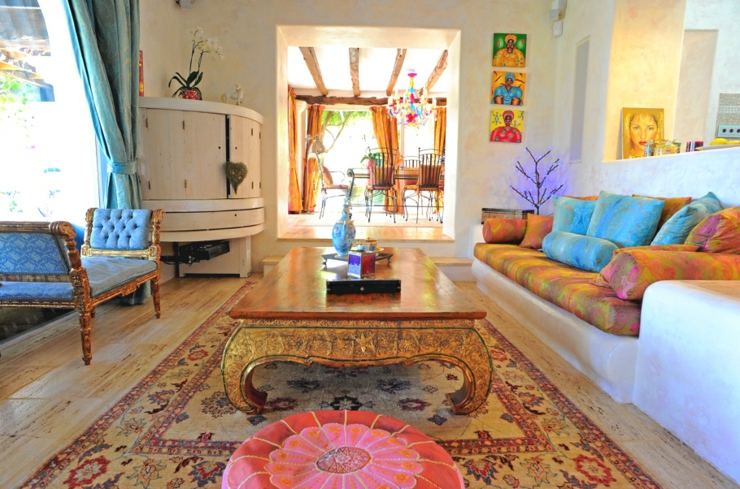 Séjour à l’ameublement luxueux et éclectique intérieur éclectique de luxe villa