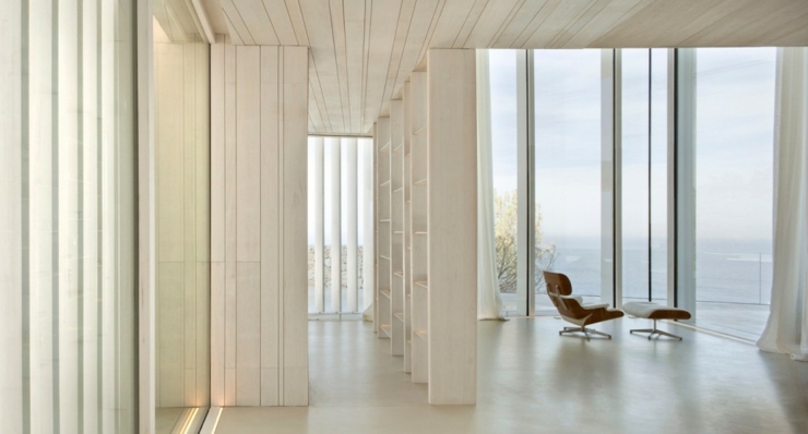 Intérieur de cette superbe villa de luxe réalisé entièrement en blanc intérieur élégant design en blanc villa