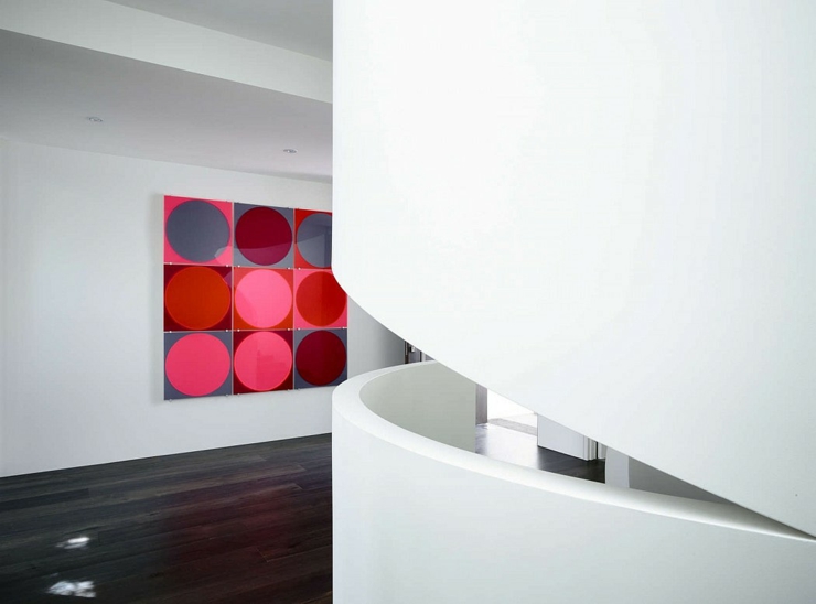 L’étage de cette belle résidence à l’architecture contemporaine design intérieur contemporaine en blanc
