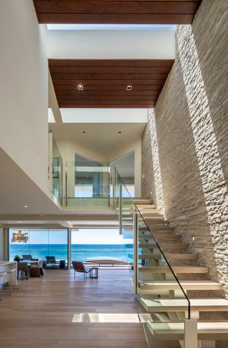 Belle vue à partir de l’intérieur de cette maison d’architecte intérieur maison d'architecte prestige
