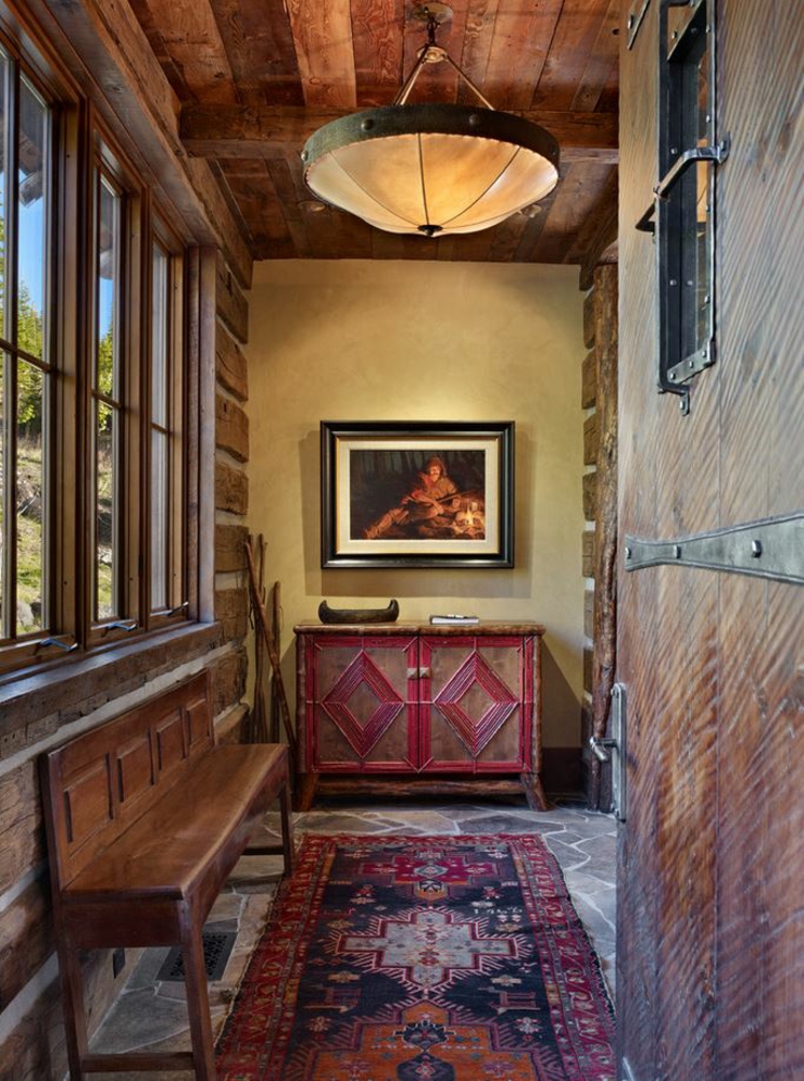 Couloirs de cette maison rustique à la décoration inspirée par la montagne couloir maison rustique bois