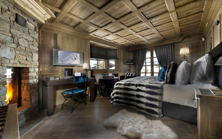 Chambre à la vue splendide du chalet de location intérieur rustique en bois massif chalet alpin de luxe