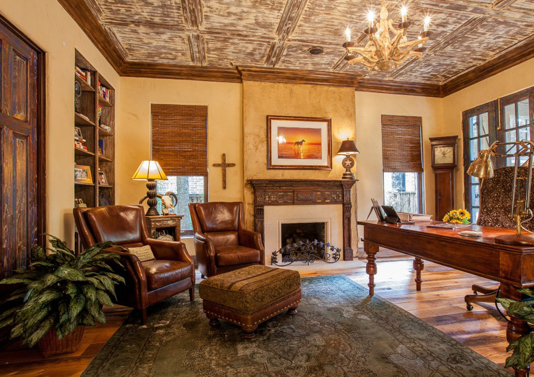 Le bureau spacieux et agréable de cette jolie maison à l’intérieur en bois bureau belle demeure rustique à l'intérieur en bois