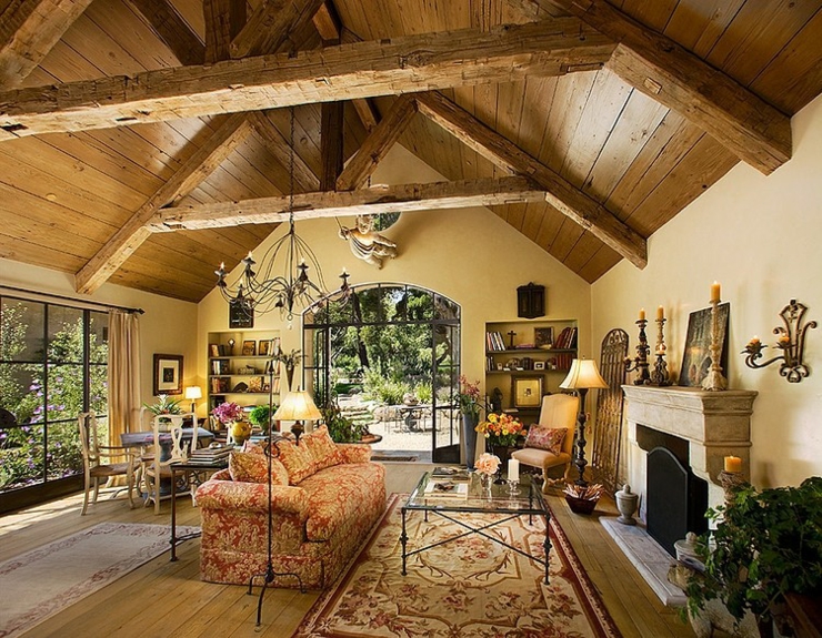 Plafond haut aux poutres apparentes en bois brut maison intérieur fer forgé bois massif