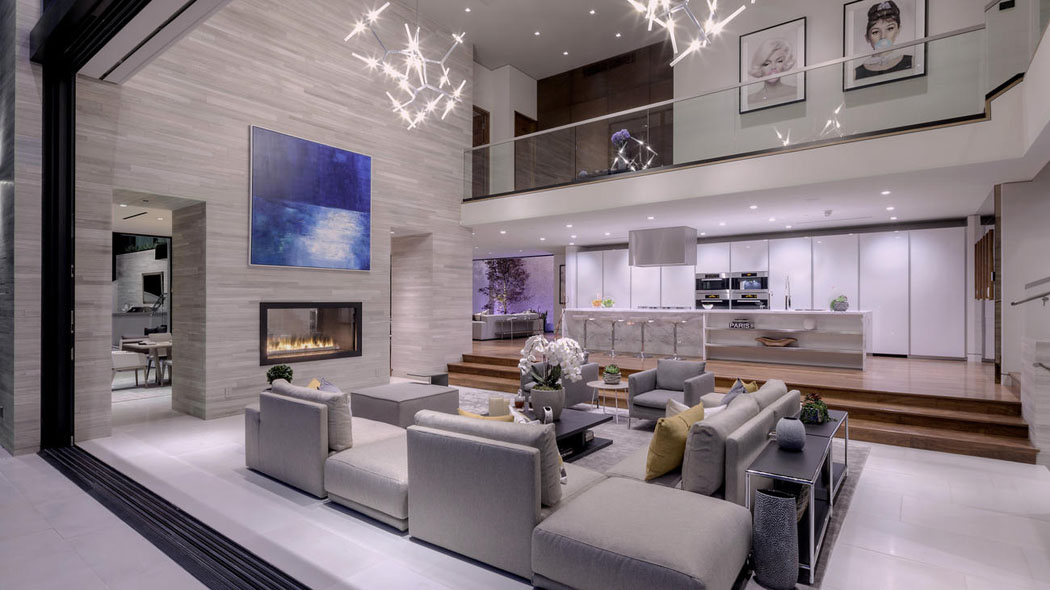 Un intérieur ouvert à l’ameublement luxueux de cette propriété de prestige intérieur propriété de prestige luxe hollywood