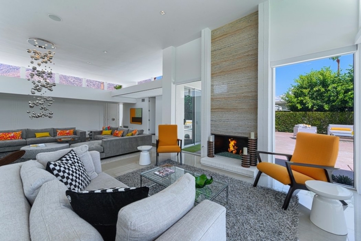 Petit salon de réception dans la pièce principale de vie intérieur moderne mobilier retro années 50