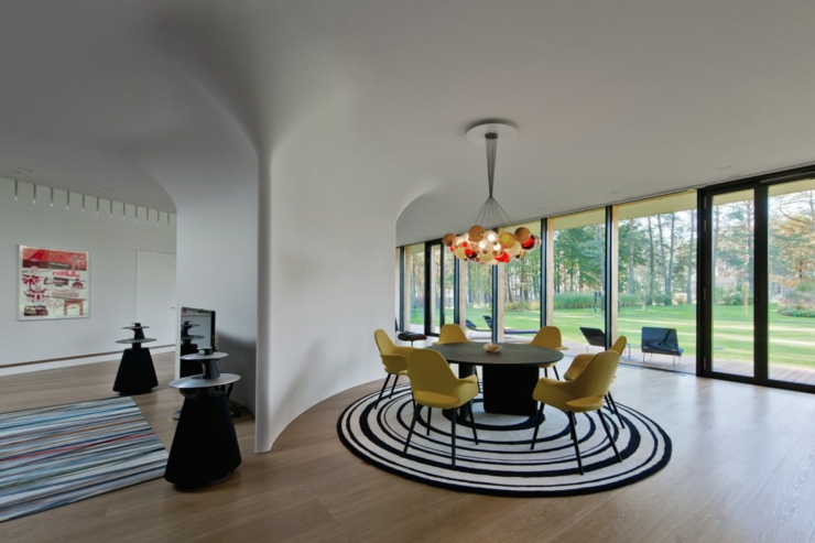 Intérieur de cette maison plain-pied à la décoration un brin futuriste salle à manger maison contemporaine de plain-pied