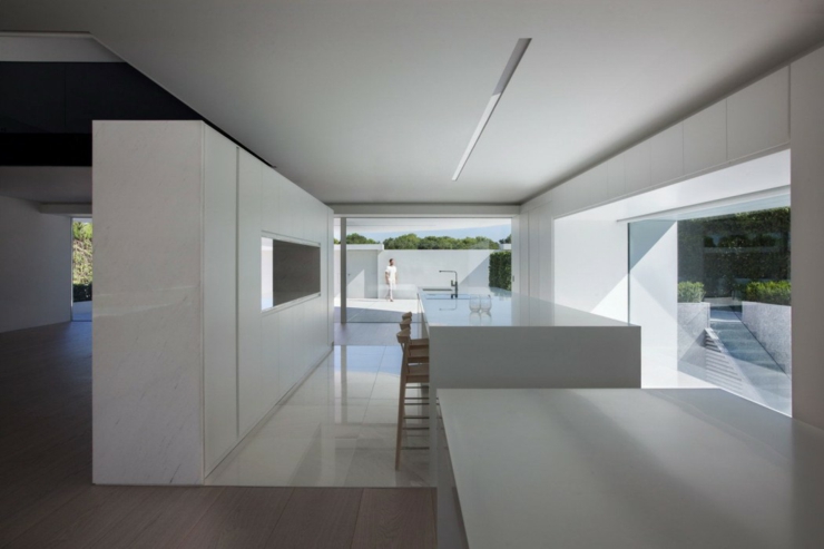 Côté cuisine aux placards lisses dissimulés, presque invisibles cuisine design futuriste blanc