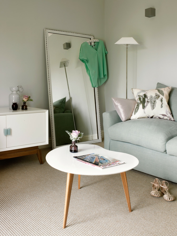Canapé et petit table dans la suite parentale au dernier niveau mobilier design luxe maison
