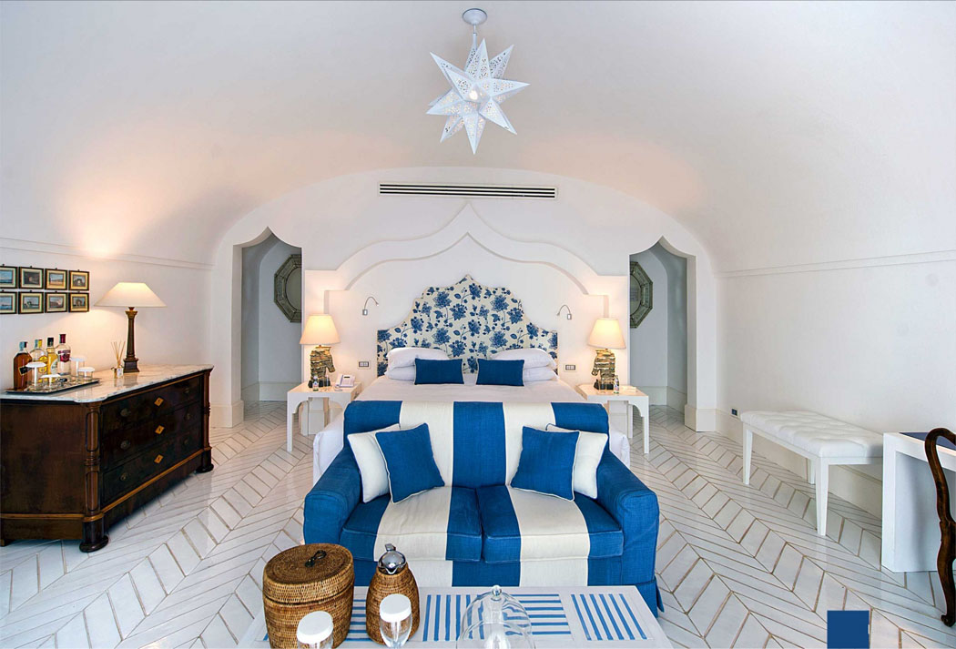 Blanc et bleu combinés aux pièces en bois authentique de teinte foncée pour une classe intemporelle location de vacances touristique côte italienne