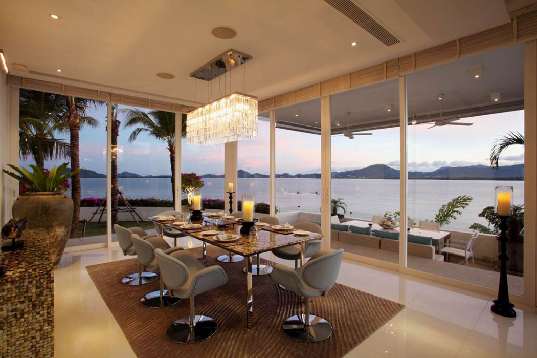 La salle à manger au coucher du soleil rend les repas tout simplement magiques intérieur vue panoramique salle à manger villa phuket