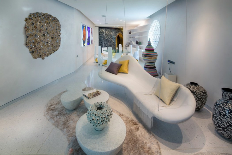 Séjour avec un canapé au design futuriste et salle à manger moderne villa de luxe à louer phuket