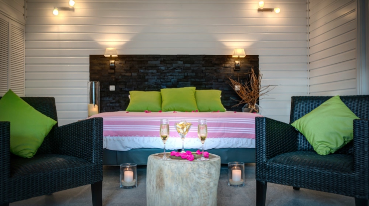 Déco simple et multicolore de cette location de vacances décoration d'intérieur design doux