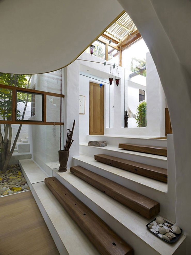 Entrée en blanc et bois pour une ambiance vacances et détente marches originales intérieur contemporain et rustique à la fois
