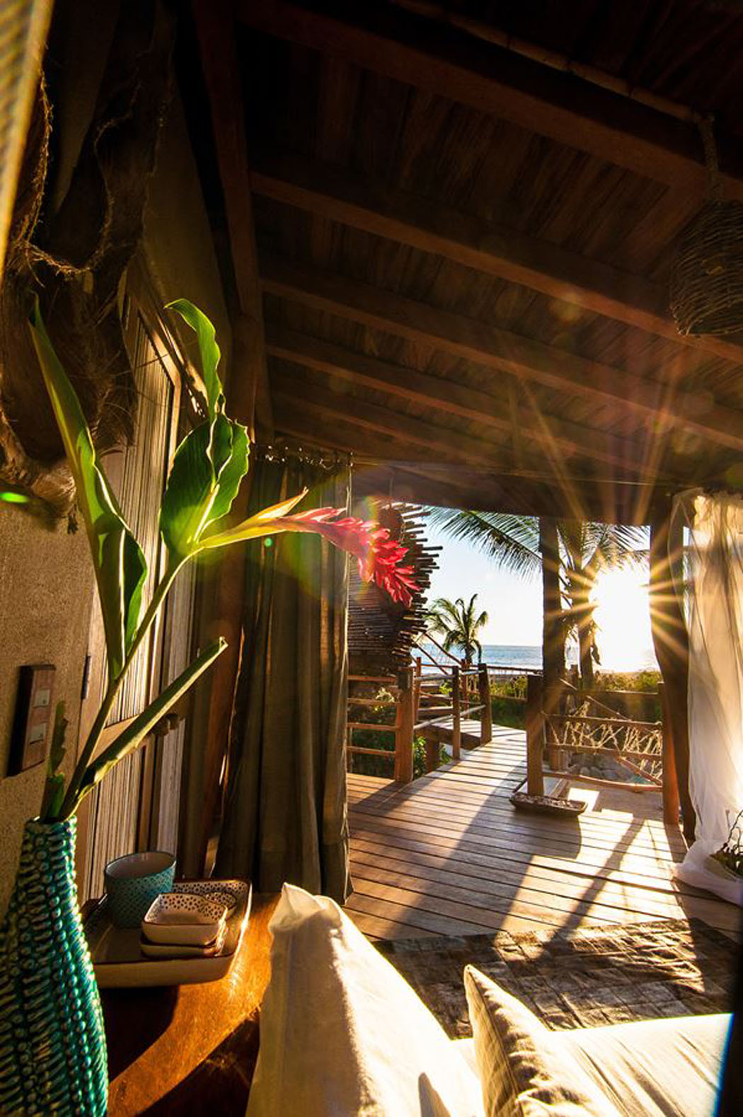Une vue à apprécier à partir de chaque pièce de cette villa location de vacances originales intérieur cabane en bois insolite plage exotique