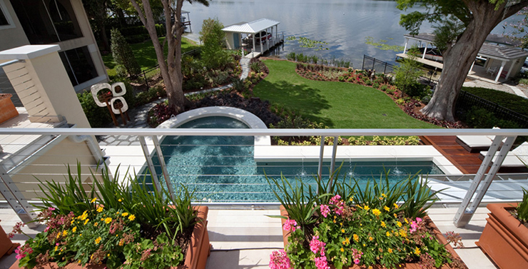 Vue superbe sur la piscine et l'eau