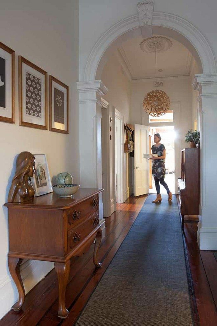 Couloir où l’élément boisé est omniprésent couloirs larges aux touches rétro
