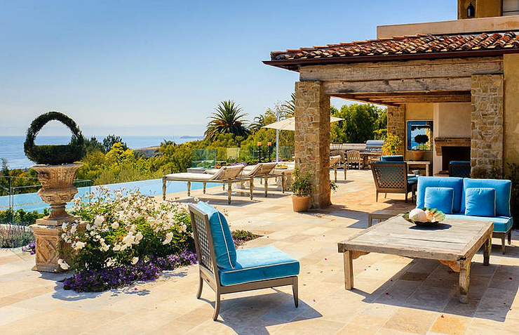 La terrasse en hauteur qui donne sur la piscine extérieure résidence de haut standing malibu californie