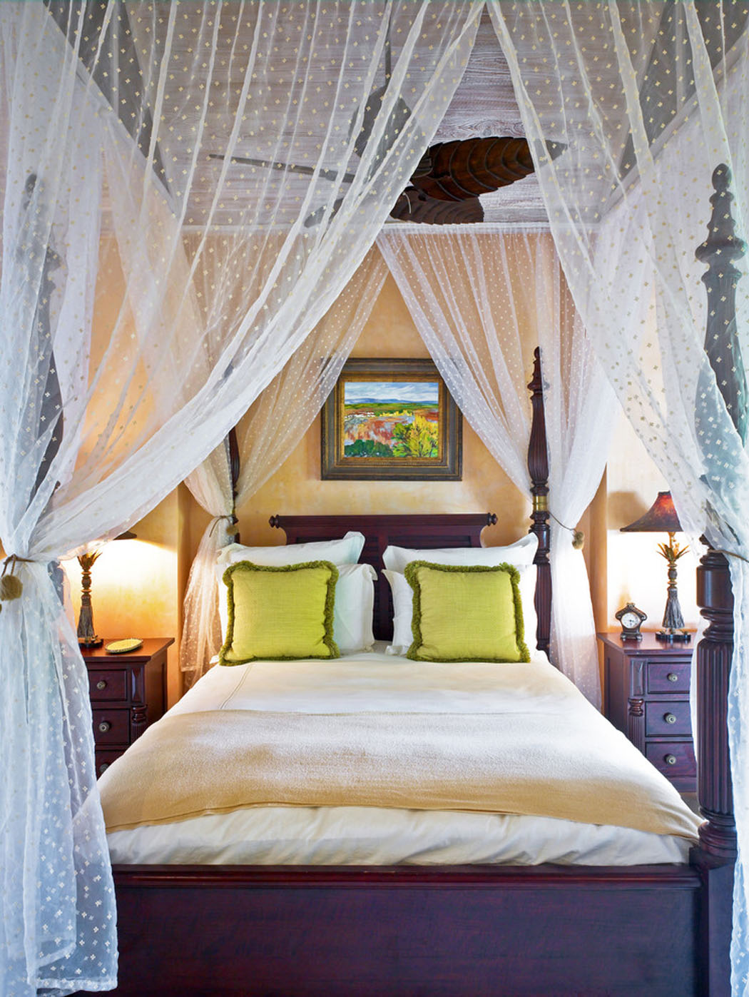 Chambre romantique aux accessoires déco un brin tropicaux grâce à cette moustiquaire chambre lit à baldaquin romantique villa