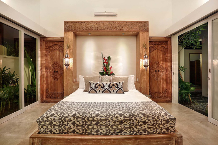 Influence exotique et tropicale pour l’intérieur de cette chambre Chambre en bois tropical décoré