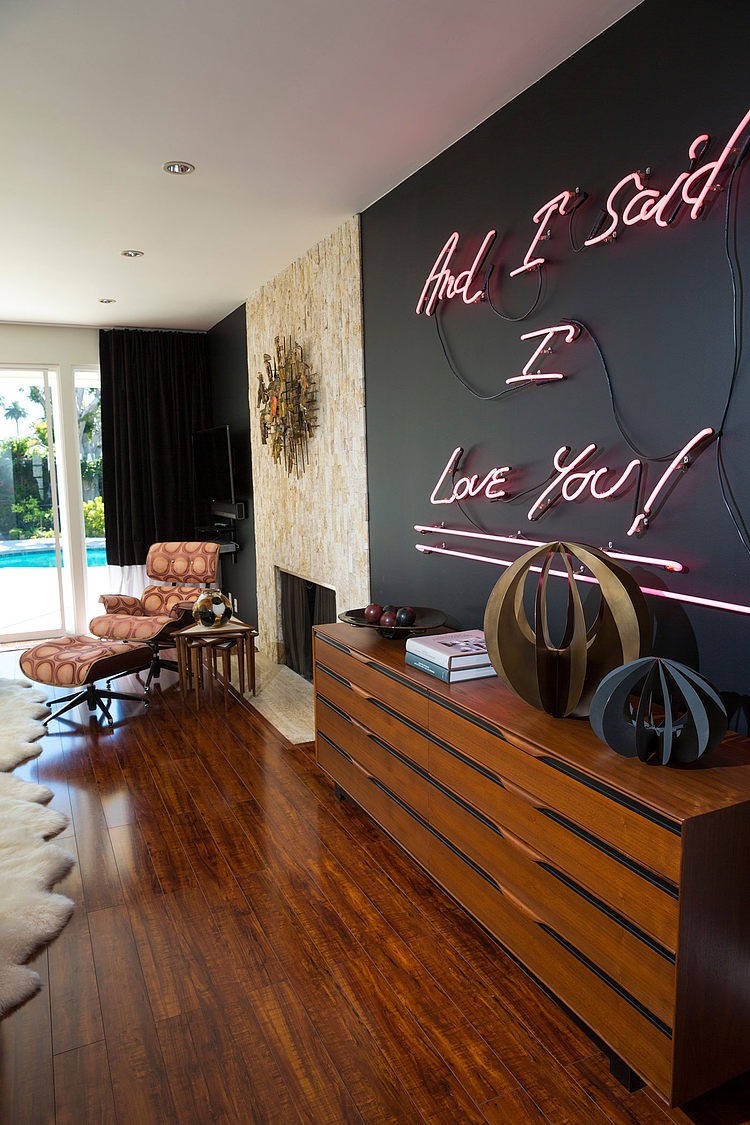 Inscription néon sur le mur en guise d’accessoire déco mobilier design bois massif luxe