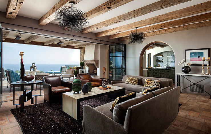 Salon à la vue panoramique sur l’océan villa exotique face à la mer