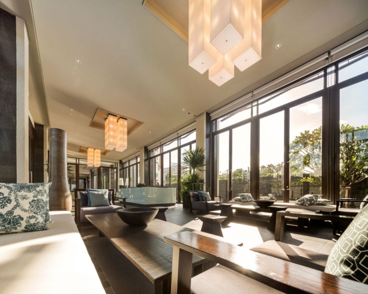 Mobilier rustique aux coussins et des énormes baies vitrées lobby immeubles aux appartements luxe