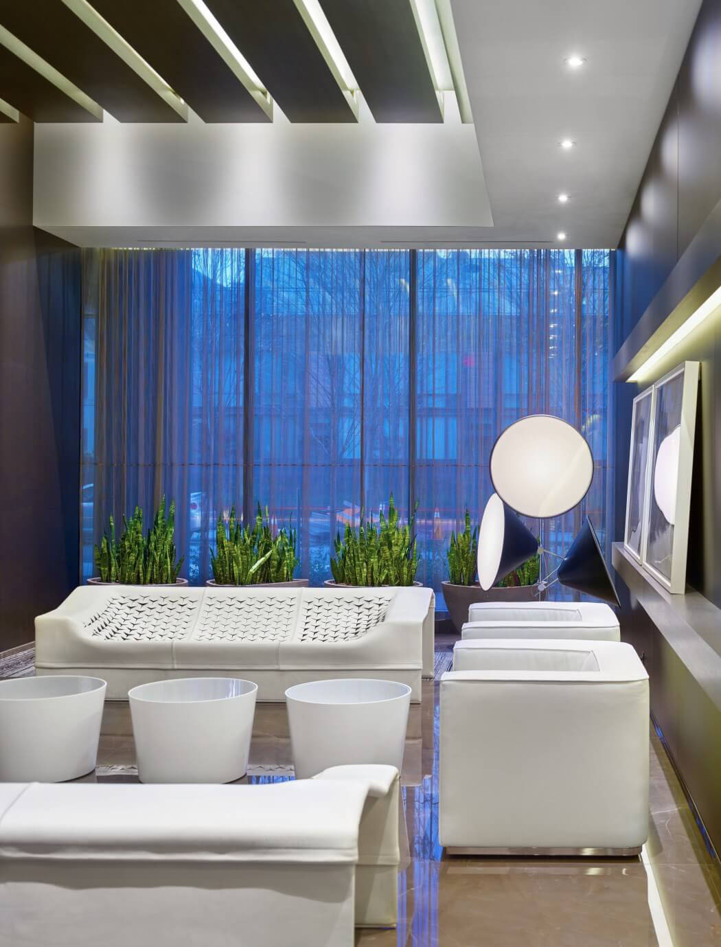 Mobilier de designer pour les espaces publics de cet immeuble de prestige ambiance élégante luxe intérieur immeuble de prestige