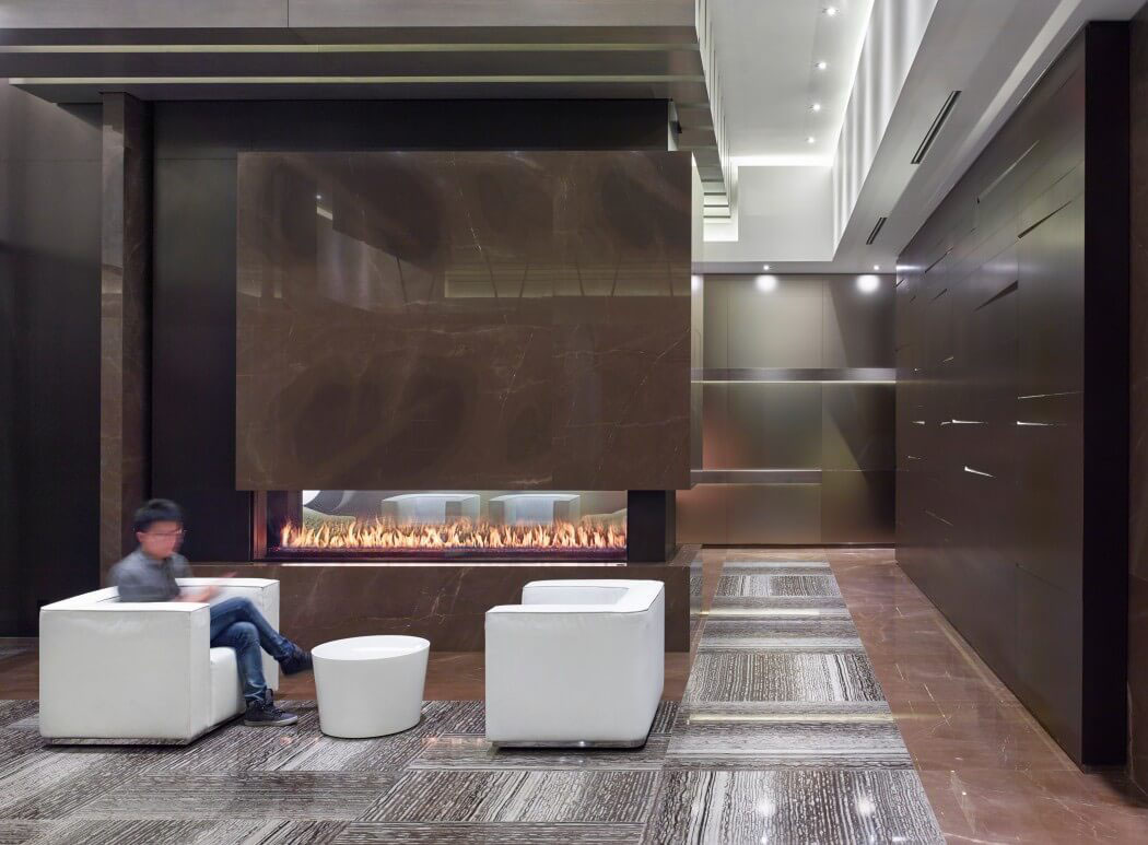 Lobby spacieux et cheminée moderne, sol en marbre et ambiance de luxe ameublement intérieur luxe tour résidentielle