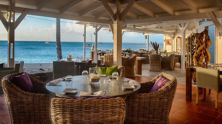 Terrasse du restaurant gourmet « The Row » vue paradisiaque sur la plage restaurant