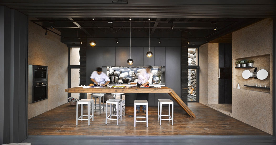 Cuisine ouverte avec une grande baie vitrée qui gomme la différence entre l’outdoor et l’indoor intérieur cuisine design contemporain luxe