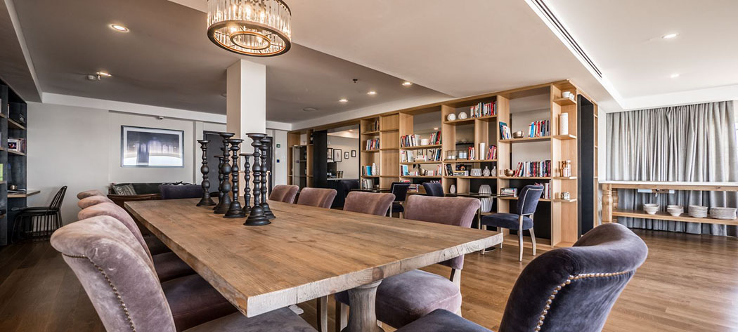 L’espace public se compose entre autres d’une salle à manger meublée de façon accueillante grande salle à manger table en bois massif