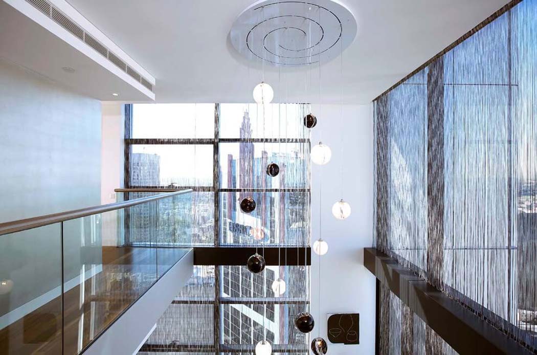 Ce penthouse luxe australien affiche un design intérieur minimaliste mais moderne et esthétique luminaire lustre design luxe appartement duplex