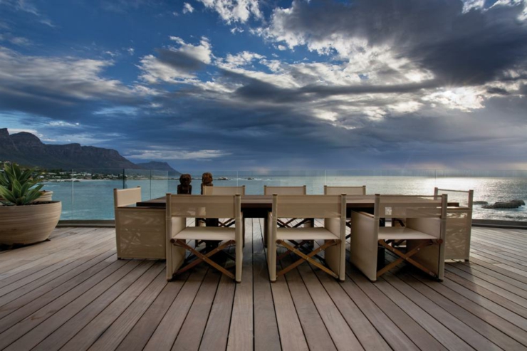 Impressionnante vue sur l’océan et une partie de la côte depuis la terrasse terrasse vue sur mer exotique luxe