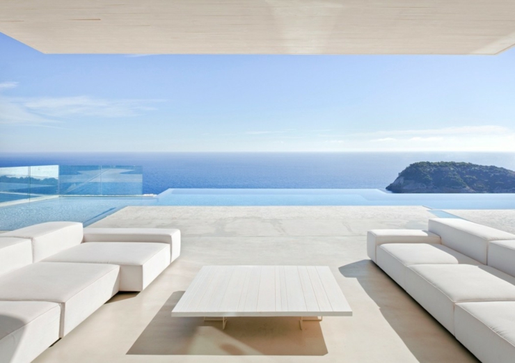 Terrasse face à la piscine donnant sur une vue à couper le souffle terrasse avec vue sur mer villa de rêve
