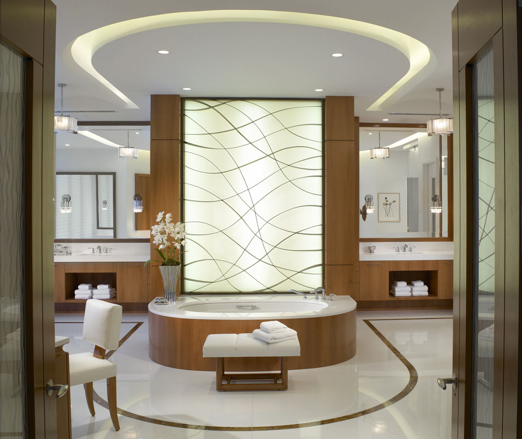 Superbe salle de bains avec une baignoire trônant au centre de la pièce salle de bain design ultra luxe